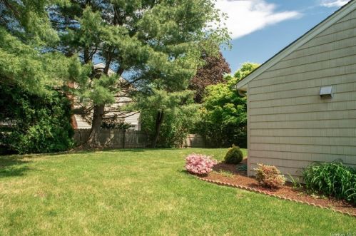 34 Dusk Dr, New Rochelle NY  10804-2902 exterior