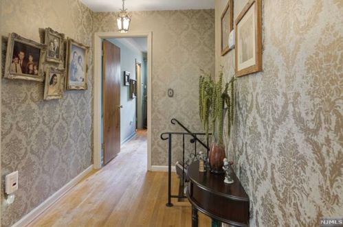 17 Colonial Dr, Allendale NJ  07401-1401 exterior