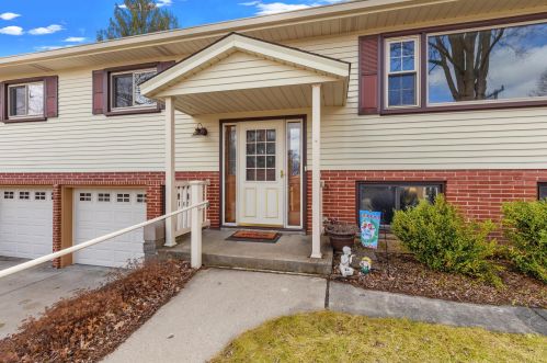 1367 Harris Dr, Waukesha, WI 53186-8107