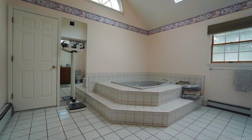 8 Menayas Ct, Washingtonville NY  10992-2032 exterior