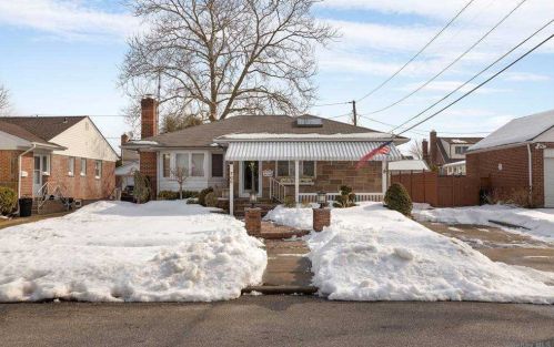 706 Foch Blvd, Williston Park, NY 11596-1010