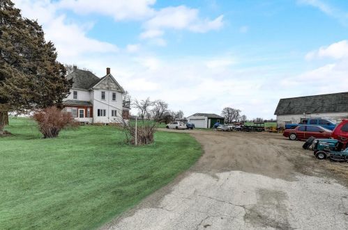 5809 St Anthony Rd, West Bend, WI 53090-9438
