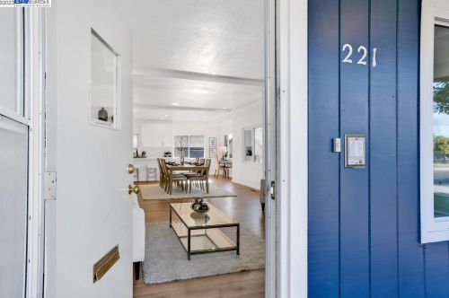 221 Cambridge Ave, San Leandro CA  94577-1825 exterior