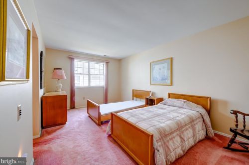 12 Meadowwood Ct, Columbus NJ  08022-1026 exterior