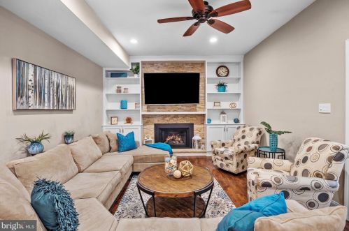 75 Rotterdam Rd, Southampton, PA 18966-2318