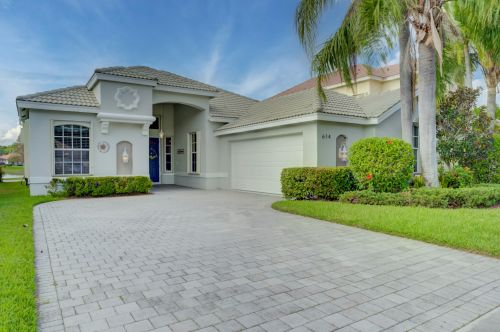 614 Lake Charles Cir, Fort Pierce, FL 34986-3429