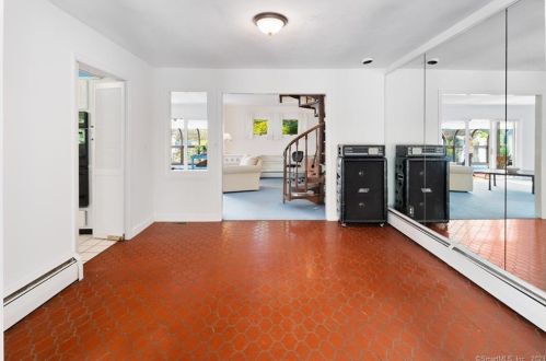 24 Twin Hills Rd, Stamford CT  06903-4614 exterior