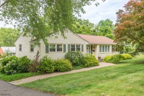 3 Queen St, Parsippany NJ  07054-4826 exterior