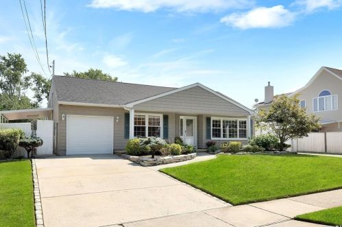 26 Hy Pl, Lake Grove, NY 11755-2337