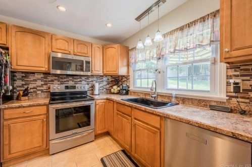 4 Riverview Rd, Uncasville CT  06382-1914 exterior