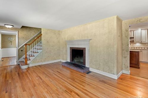 1 Barn Hill Rd, Bloomfield CT  06002-1218 exterior