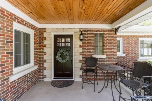 560 Woodlawn Dr, Valpo IN  46385-3347 exterior