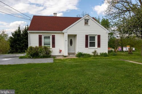 15 Hershey Ave, Lapark, PA 17562-9671