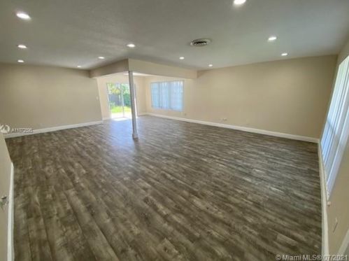 707 11th Ave, Hollywood FL  33019-1103 exterior