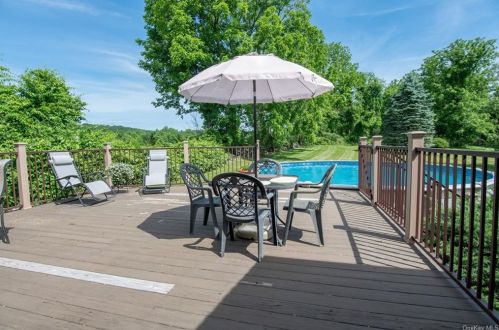 30 Scott Rd, Mahopac NY  10541-2761 exterior