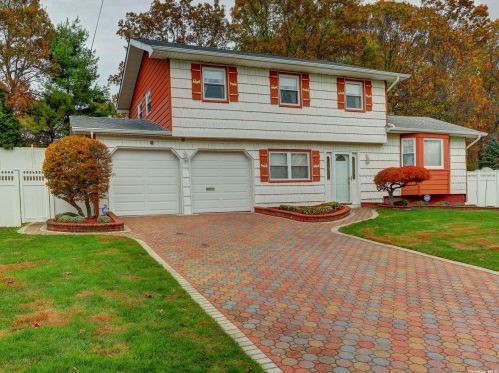 14 Stonington Cir, Wheatley Heights, NY 11798-1213