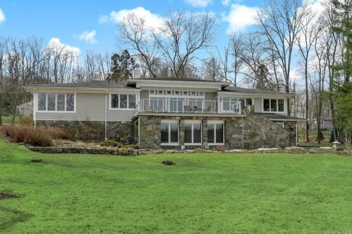 10 Grace Ln, Crotonville NY  10562-2111 exterior