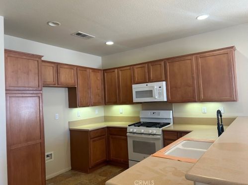 16672 Ukiah St, Victorville, CA 92394-1489