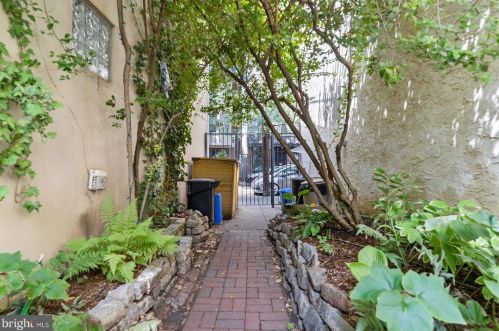 525 Fitzwater St, Philadelphia PA  19147-3029 exterior