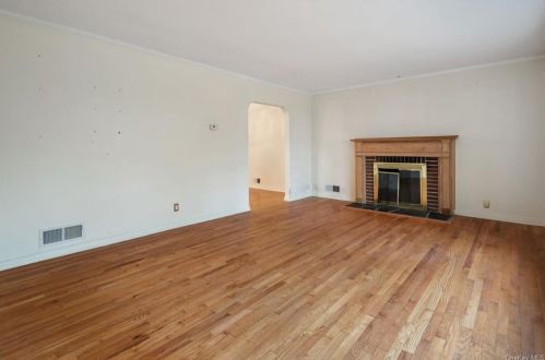 136 Longfellow St, Hartsdale, NY 10530-1045