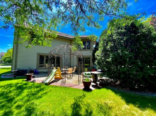 3945 Woodhill Ln, Waukesha, WI 53151-6173
