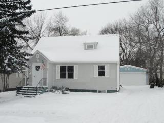 705 9th St, Minot, ND 58703-2737