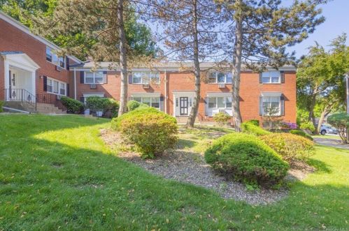7 Danbury Ct, Airmont, NY 10901-8031