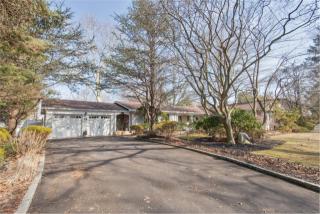 54 Dix Woods Dr, Huntington Station, NY 11747-4108