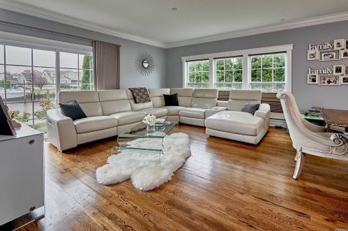 37 Nicole Ct, Copiague, NY 11726-1058