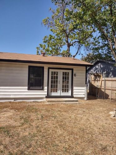 1004 Harris Dr, Euless, TX 76039-3330