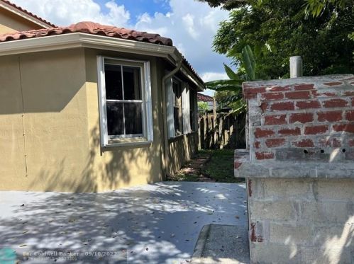 16800 36 Ct, Hollywood FL exterior