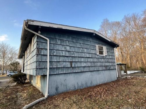 24 Blacksmith Dr, Gales Ferry, CT 06339-1704