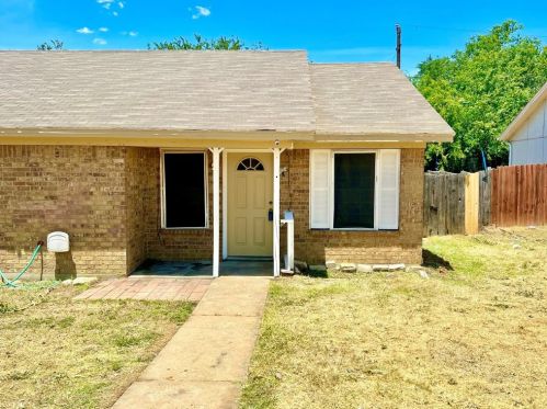 210 Pine Meadow Dr, Kennedale, TX 76060-3258