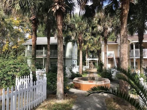 213 Voorhis Ave, Deland, FL 32720-5432
