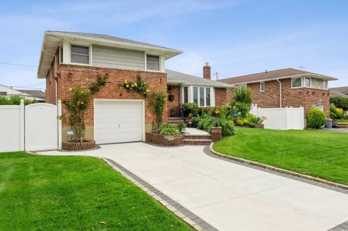 4085 Bayberry Ln, Seaford, NY 11783-1508