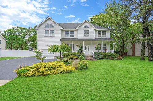 481 Skidmore Rd, Deer Park, NY 11729-6817
