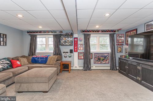 123 Maple Ave, Willow Grove, PA 19090-2902