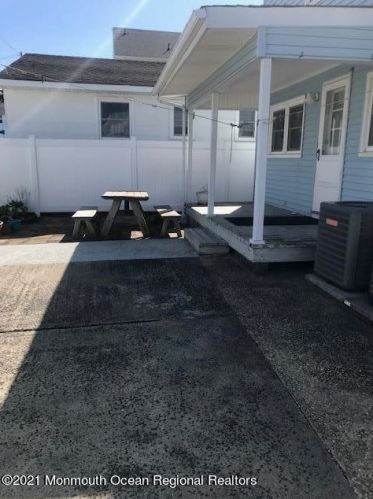 9 Bryn Mawr Ave, Lavallette NJ  08735-2005 exterior