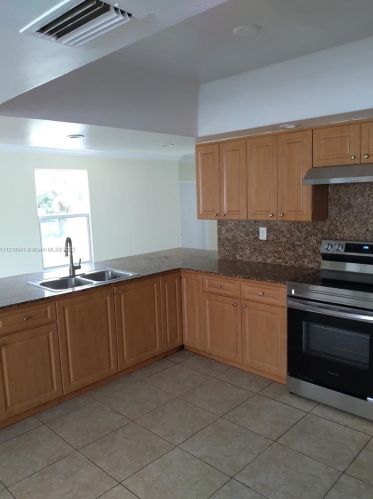 6861 28th St, Hollywood FL  33023-3707 exterior