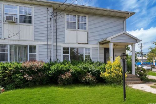 215 Swalm St, Westbury, NY 11590-3824