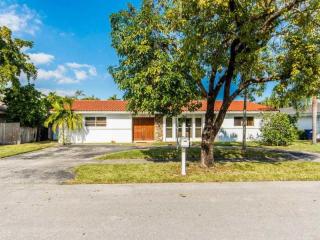 2041 210th St, Miami, FL 33179-1629