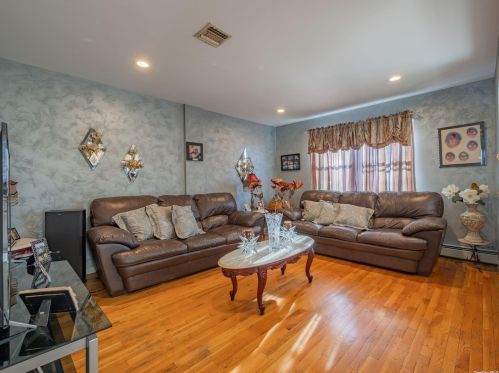 9 Old Broadway, New Hyde Park NY  11040-5012 exterior