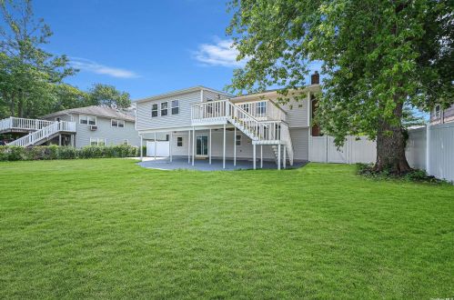 137 Cross Rd, Oakdale NY  11769-2141 exterior