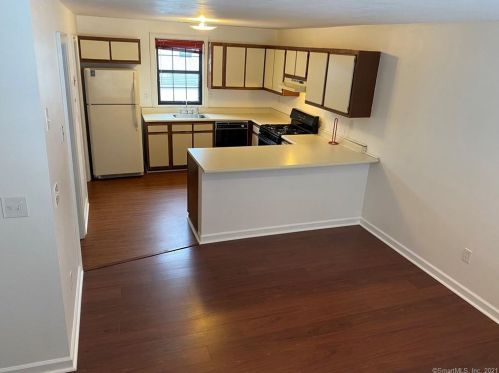 28 Cottage St, Bridgeport, CT 06611-2828