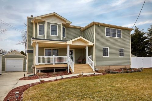 50 Perridale Ct, Babylon, NY 11702-2520