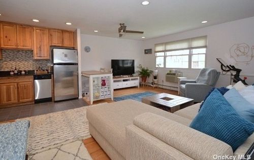 4813 Wilshire Ln, Oakdale, NY 11769-1448