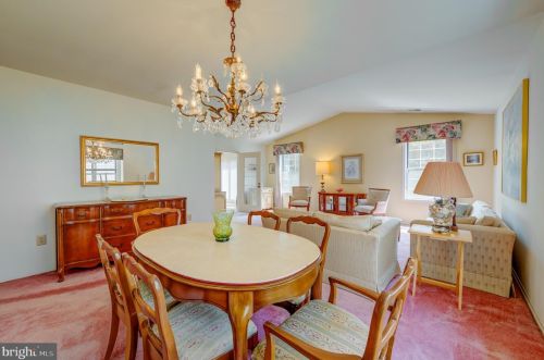 12 Meadowwood Ct, Columbus NJ  08022-1026 exterior