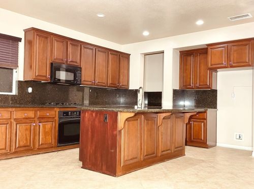 37245 Parkway Dr, Beaumont CA  92223-8104 exterior