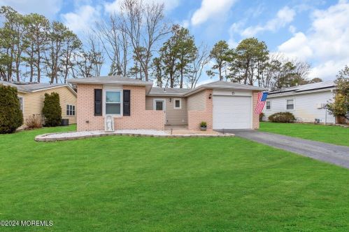 15 Kent Dr, Bricktown, NJ 08723-7128