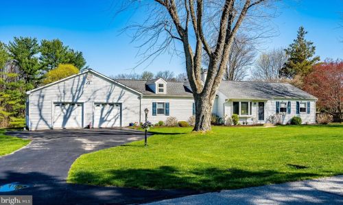 18 Gloucester Dr, Downingtown, PA 19335-1149